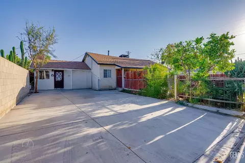 Exterior - 37 Garden Dr, Bakersfield, CA 93307 photo 2 of 10