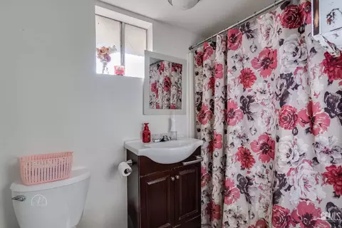 Bath - 37 Garden Dr, Bakersfield, CA 93307 photo 2 of 2