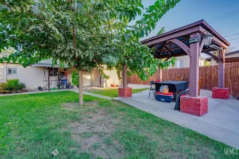 Exterior - 37 Garden Dr, Bakersfield, CA 93307 photo 10 of 10