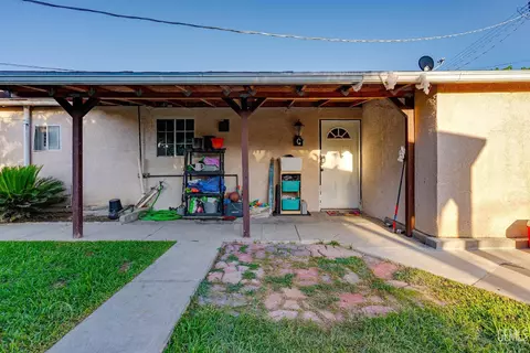 Exterior - 37 Garden Dr, Bakersfield, CA 93307 photo 3 of 10