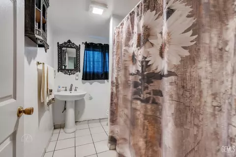 Bath - 37 Garden Dr, Bakersfield, CA 93307 photo 1 of 2