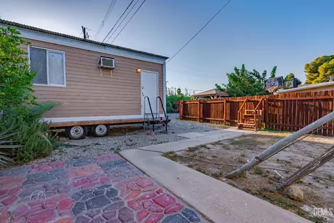 Exterior - 37 Garden Dr, Bakersfield, CA 93307 photo 4 of 10