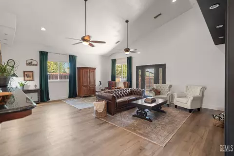 Living - 214 Monroe St, Taft, CA 93268 photo 1 of 3