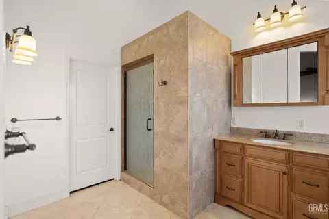 Bath - 214 Monroe St, Taft, CA 93268 photo 3 of 5