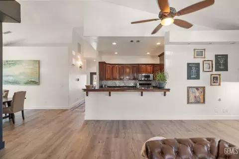 Entry Way - 214 Monroe St, Taft, CA 93268 photo 5 of 6