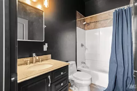 Bath - 214 Monroe St, Taft, CA 93268 photo 1 of 5