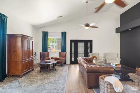 Living - 214 Monroe St, Taft, CA 93268 photo 2 of 3