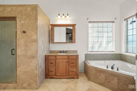 Bath - 214 Monroe St, Taft, CA 93268 photo 2 of 5