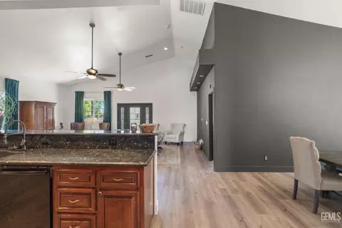 Entry Way - 214 Monroe St, Taft, CA 93268 photo 6 of 6