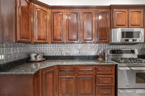 Kitchen - 214 Monroe St, Taft, CA 93268 photo 4 of 4