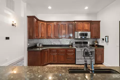 Kitchen - 214 Monroe St, Taft, CA 93268 photo 1 of 4