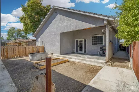 Exterior - 214 Monroe St, Taft, CA 93268 photo 3 of 6