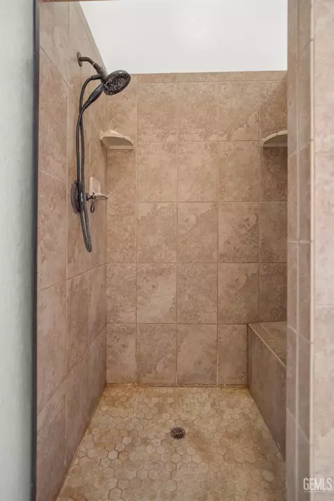 Bath - 214 Monroe St, Taft, CA 93268 photo 5 of 5