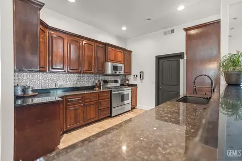 Kitchen - 214 Monroe St, Taft, CA 93268 photo 2 of 4