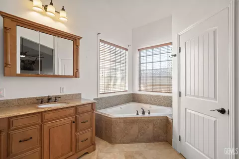 Bath - 214 Monroe St, Taft, CA 93268 photo 4 of 5