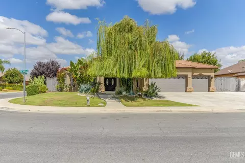 8508 Nine Iron Dr, Bakersfield, CA 93312