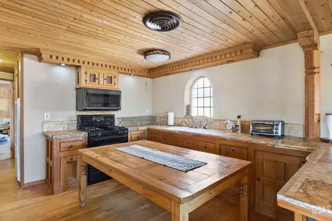 Kitchen - 12964 Stubborn Mule Rd, Edwards, CA 93523 photo 5 of 8