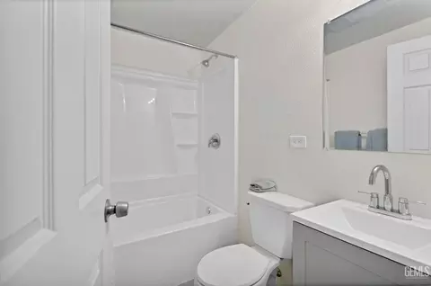Bath - 131 Oak St, Taft, CA 93268 photo 1 of 1