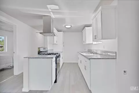 Kitchen - 131 Oak St, Taft, CA 93268 photo 1 of 3