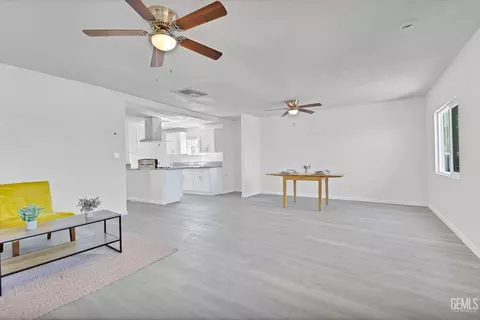 Living - 131 Oak St, Taft, CA 93268 photo 2 of 3