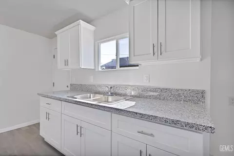 Kitchen - 131 Oak St, Taft, CA 93268 photo 3 of 3
