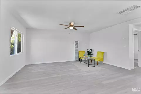 Living - 131 Oak St, Taft, CA 93268 photo 1 of 3