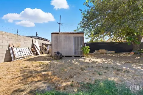Exterior - 4221 Roxy Ln, Shafter, CA 93263 photo 4 of 8