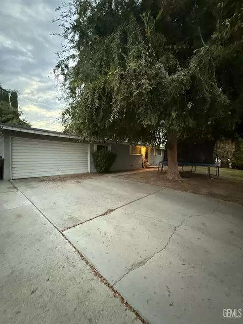 207 N Stine Rd, Bakersfield, CA 93309