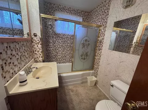 Bath - 721 Buchanan St, Taft, CA 93268 photo 2 of 3