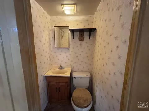 Bath - 721 Buchanan St, Taft, CA 93268 photo 3 of 3