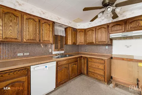 Kitchen - 721 Buchanan St, Taft, CA 93268 photo 2 of 3