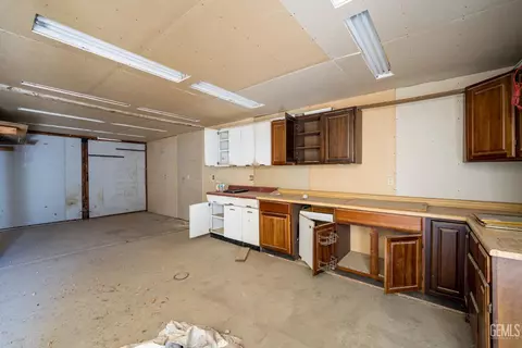 Kitchen - 721 Buchanan St, Taft, CA 93268 photo 3 of 3