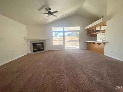 Living - 28190 Braeburn Pl, Tehachapi, CA 93561 photo 2 of 4