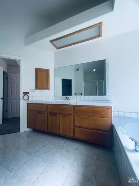 Bath - 28190 Braeburn Pl, Tehachapi, CA 93561 photo 1 of 2
