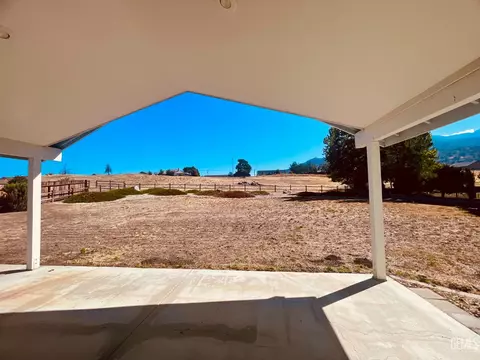 Exterior - 28190 Braeburn Pl, Tehachapi, CA 93561 photo 4 of 9