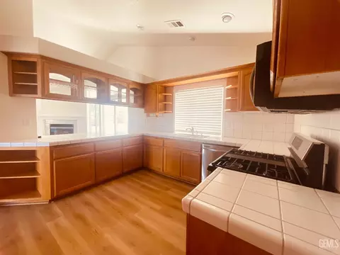 Kitchen - 28190 Braeburn Pl, Tehachapi, CA 93561 photo 1 of 2