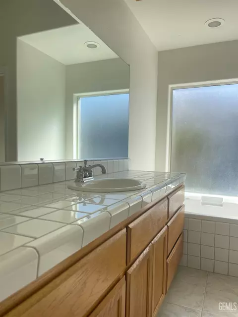 Bath - 28190 Braeburn Pl, Tehachapi, CA 93561 photo 2 of 2