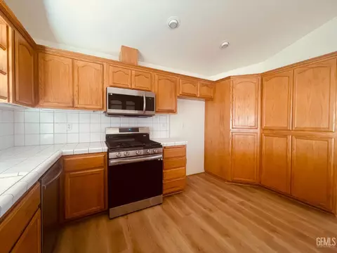 Kitchen - 28190 Braeburn Pl, Tehachapi, CA 93561 photo 2 of 2