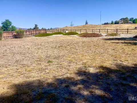 Exterior - 28190 Braeburn Pl, Tehachapi, CA 93561 photo 8 of 9