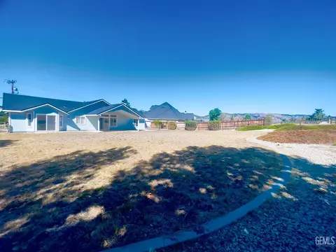 Exterior - 28190 Braeburn Pl, Tehachapi, CA 93561 photo 6 of 9