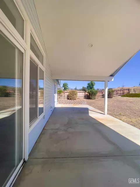 Exterior - 28190 Braeburn Pl, Tehachapi, CA 93561 photo 5 of 9