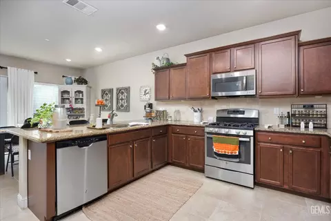 Kitchen - 6115 Cape Cod Ave, Bakersfield, CA 93313 photo 5 of 6