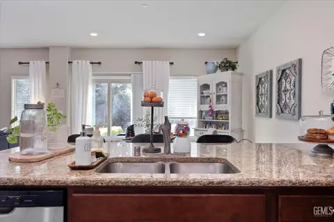 Kitchen - 6115 Cape Cod Ave, Bakersfield, CA 93313 photo 6 of 6