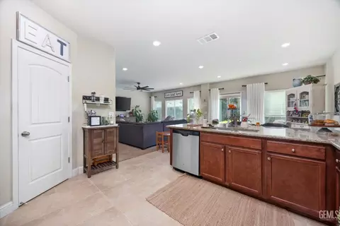 Entry Way - 6115 Cape Cod Ave, Bakersfield, CA 93313 photo 7 of 14