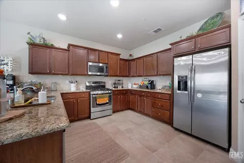 Kitchen - 6115 Cape Cod Ave, Bakersfield, CA 93313 photo 3 of 6
