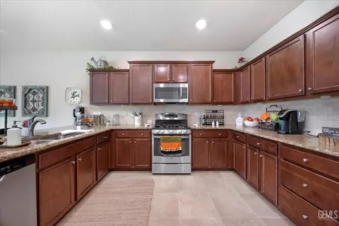 Kitchen - 6115 Cape Cod Ave, Bakersfield, CA 93313 photo 4 of 6