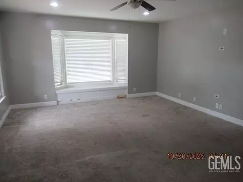 Living - 916 Oak Ave, Wasco, CA 93280 photo 1 of 4