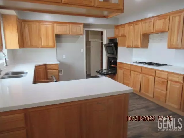 Kitchen - 916 Oak Ave, Wasco, CA 93280 photo 2 of 2