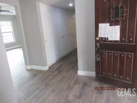 Entry Way - 916 Oak Ave, Wasco, CA 93280 photo 1 of 3