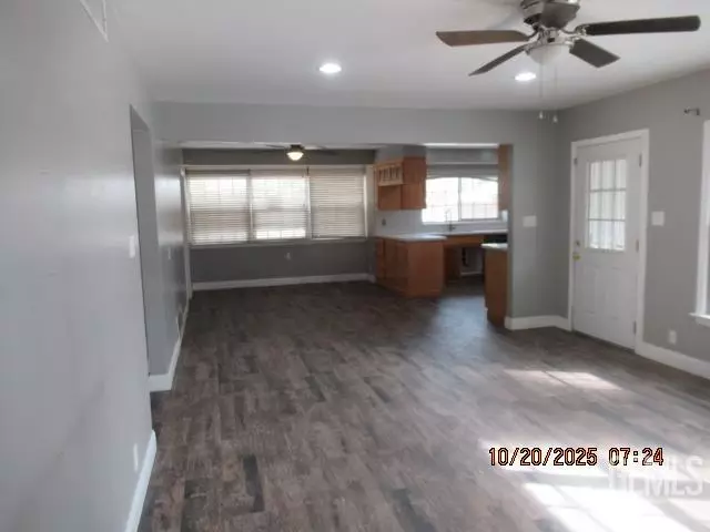 Living - 916 Oak Ave, Wasco, CA 93280 photo 3 of 4